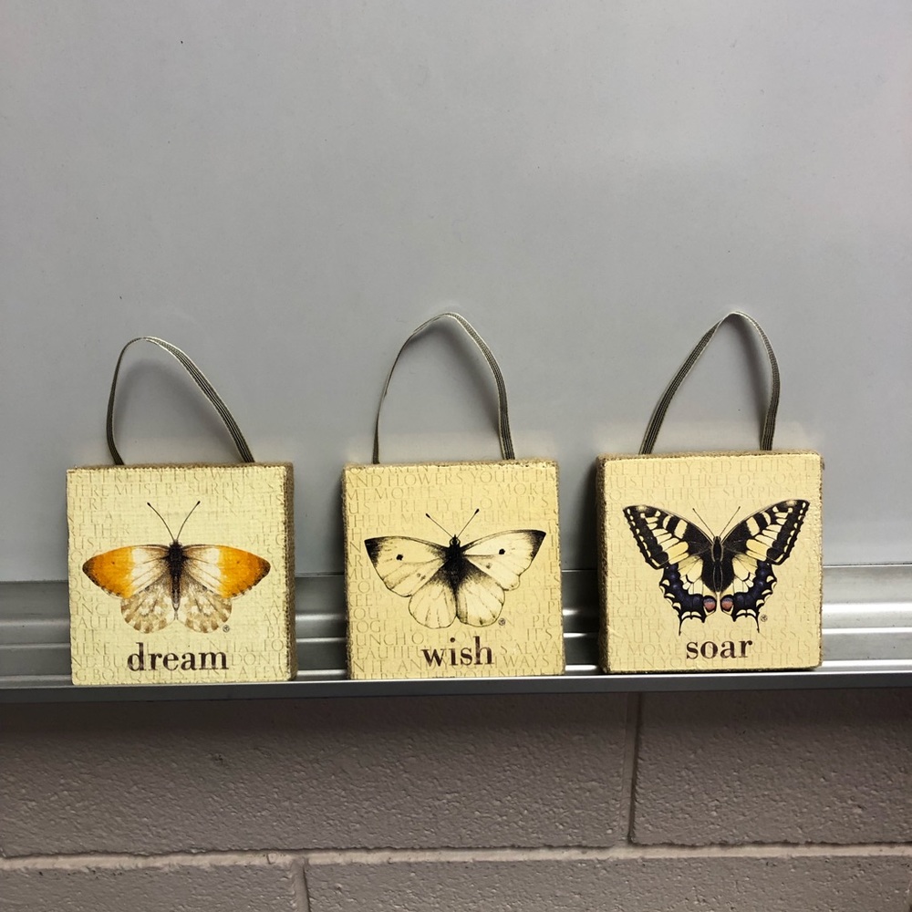 3 burlap Plaques